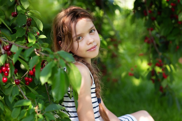 Menina no pomar de cerejas