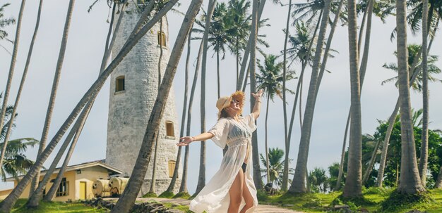 Menina no Sri Lanka em uma ilha com um farol