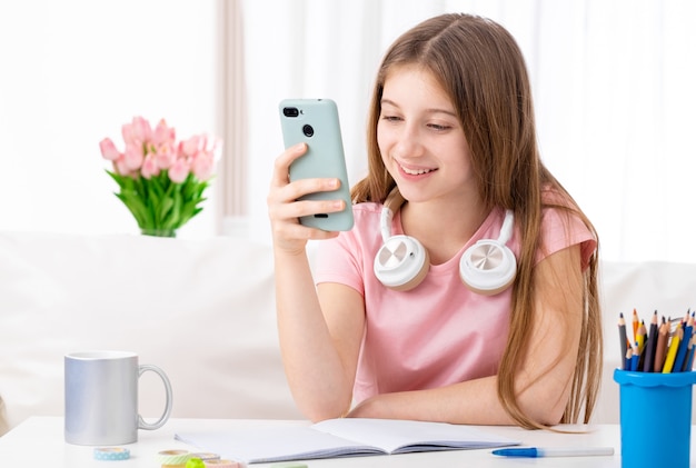 Menina no tempo de lazer com telefone