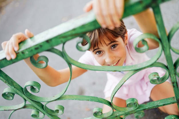 Foto menina, oito anos de idade, se divertindo em um parque urbano.