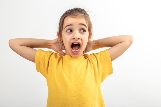 Foto menina olha para o lado em surpresa em um fundo branco isolado