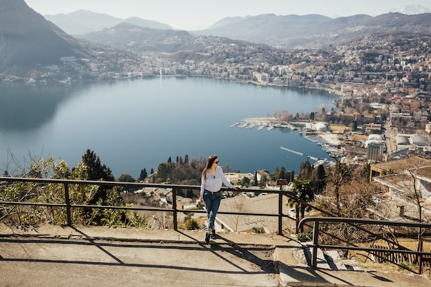 Menina olhando a paisagem panorâmica de monte bre, lugano, suíça