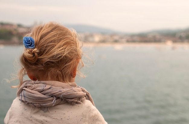 Menina olhando para o mar