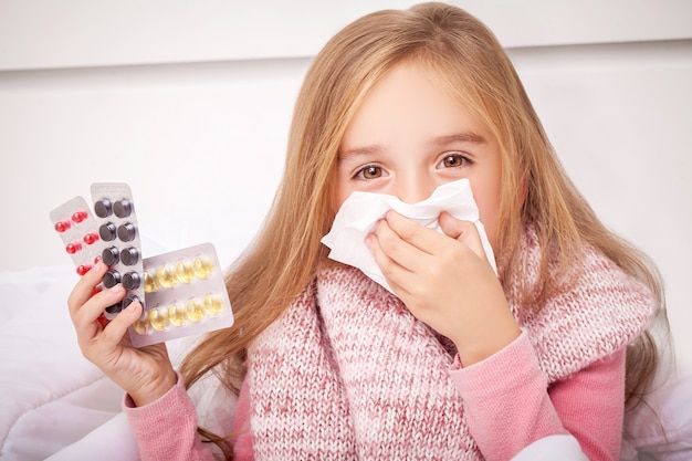 Menina, olhar, frio, e, gripe, pílulas