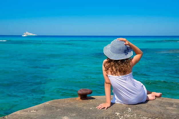 Menina, olhar praia, em, Formentera, turquesa, mediterrâneo