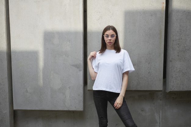 Menina ou mulher vestindo camiseta branca em branco com espaço para seu logotipo, simulação ou design em estilo urbano casual