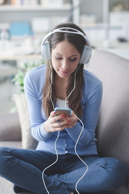 Menina ouvindo música com seu smartphone