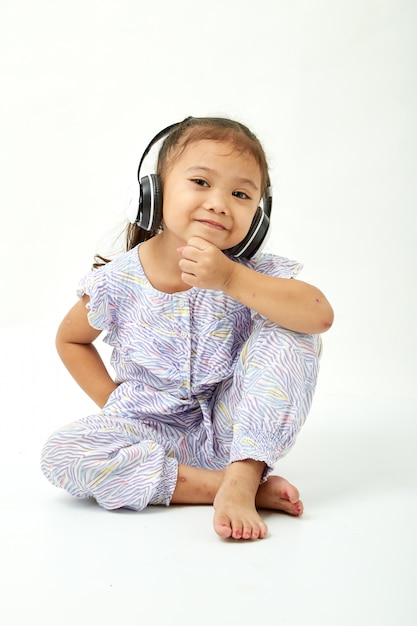 Menina ouvindo música em fones de ouvido