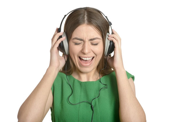 Menina ouvindo música em fones de ouvido