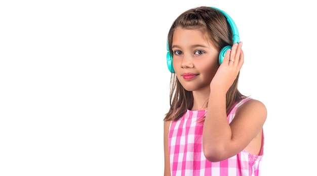 Foto menina ouvir música fones de ouvido modernos menino ouvir música fone de ouvido tocar qualquer