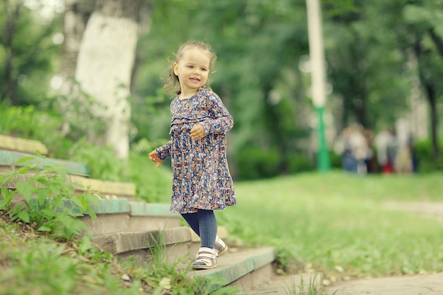 menina para passear no parque