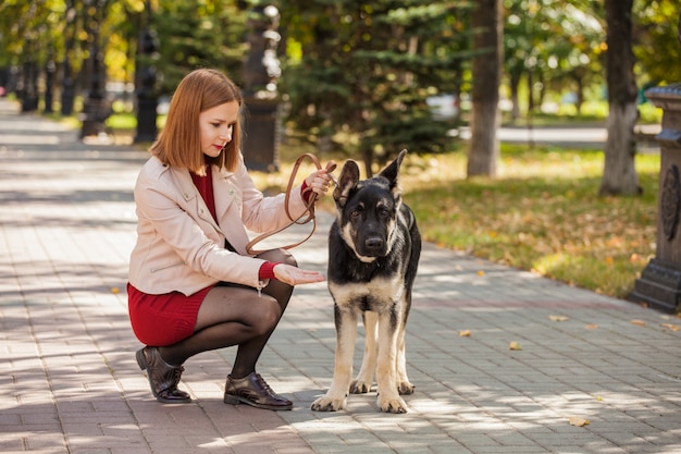 Menina passeando no parque com o cachorro