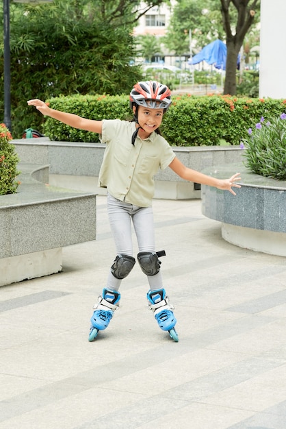 Menina patinando ao ar livre