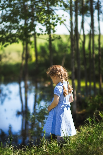 menina pensativa ao ar livre no verão