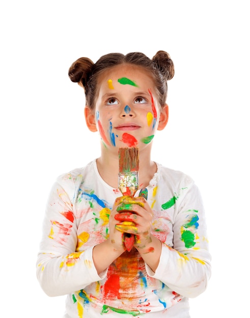 Menina pensativa com as mãos e o rosto cheio de tinta isolado em um fundo branco