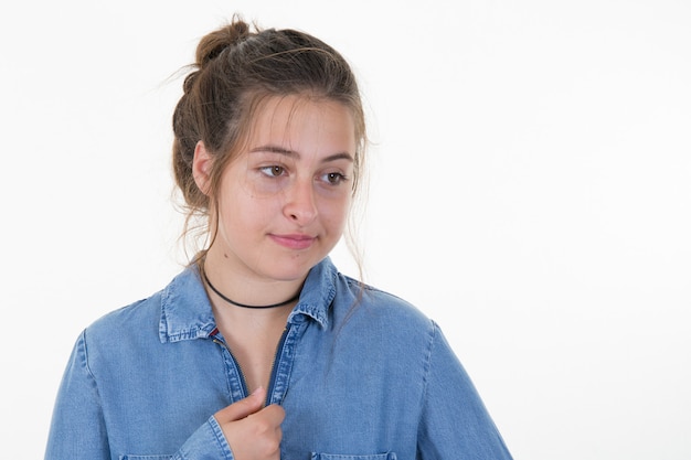 Menina pensativa na decoração branca do Hanukkah