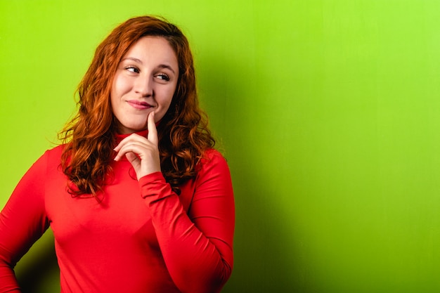 Menina pensativa, sorrindo e olhando o espaço da cópia