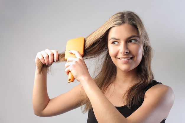 Menina penteando o cabelo dela