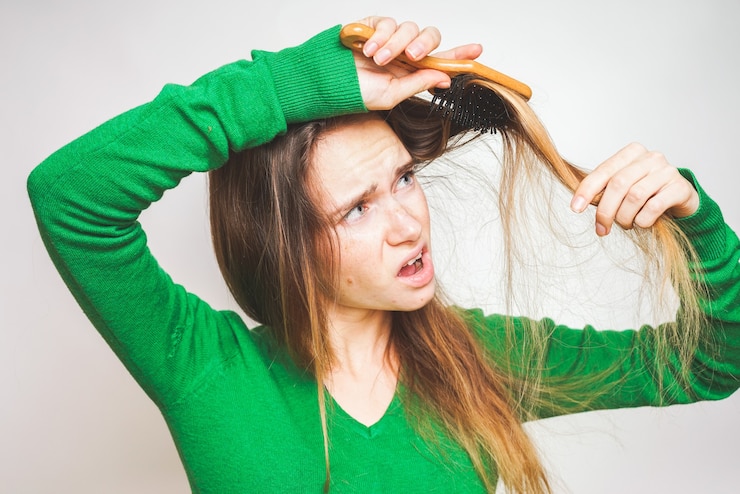 Foto menina penteia cabelo isolado, queda de cabelo, calvície. cabelos perdidos