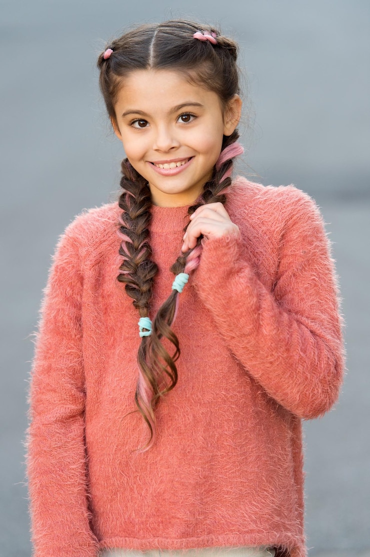 Foto menina pequena com cabelo perfeito menina feliz beleza e moda moda infantil felicidade da infância dia internacional das crianças desenvolvendo nova linha de moda experiência jovem