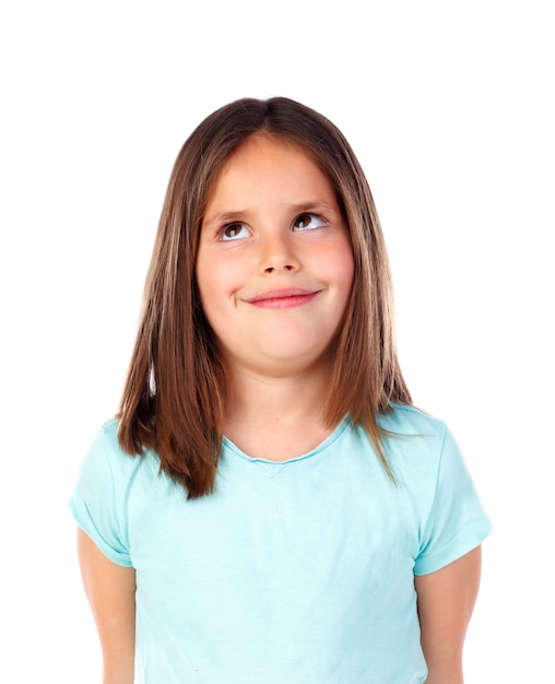 Menina pequena feliz com cabelo liso