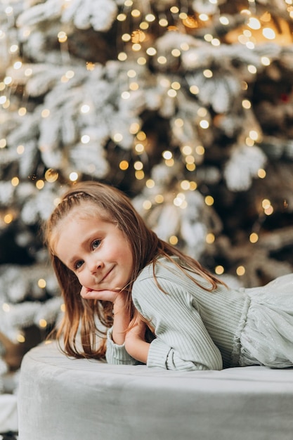 Menina perto da árvore de Natal