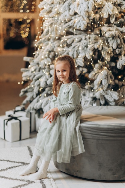 Menina perto da árvore de Natal