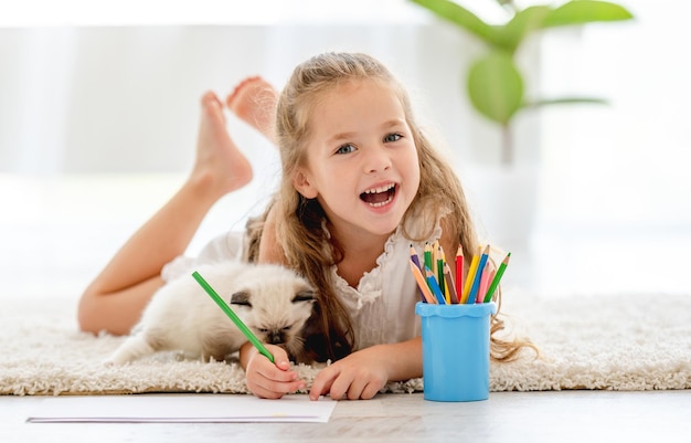 Menina pintando com gatinhos ragdoll