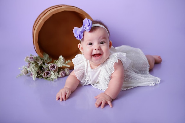 Foto menina posando e sorrindo fundo roxo