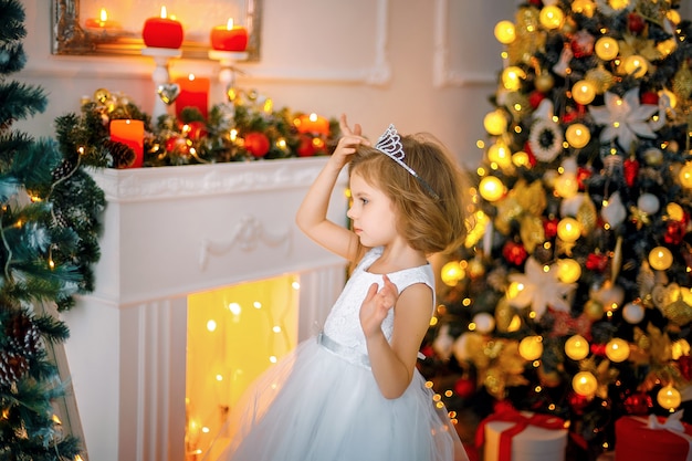 Menina posando em um vestido perto do espelho