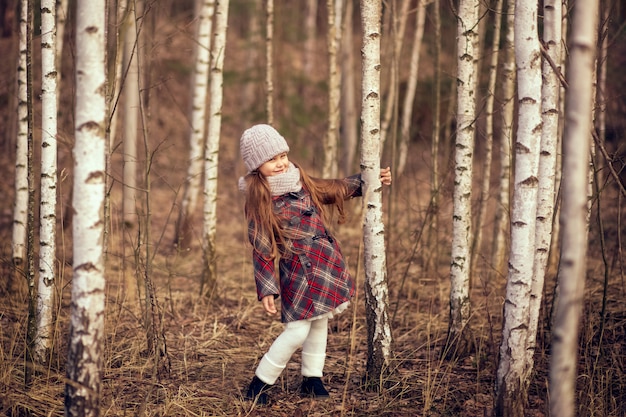 Menina posando na floresta