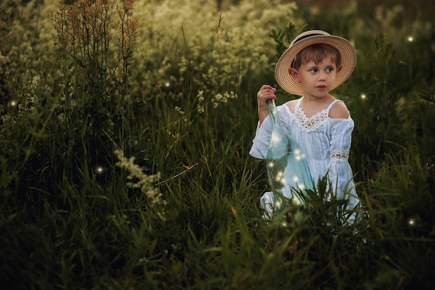 Menina posando no campo