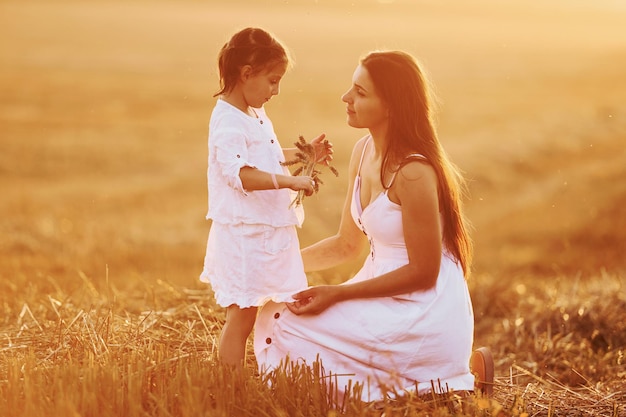 Menina positiva com sua mãe tem fim de semana ao ar livre no campo de verão juntos