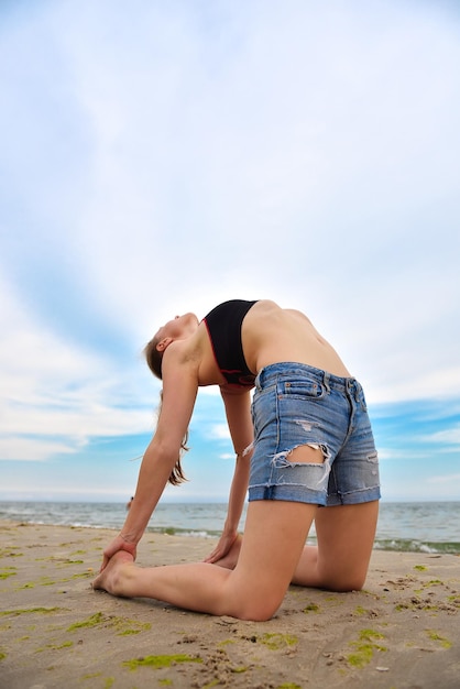 Menina praticando yoga