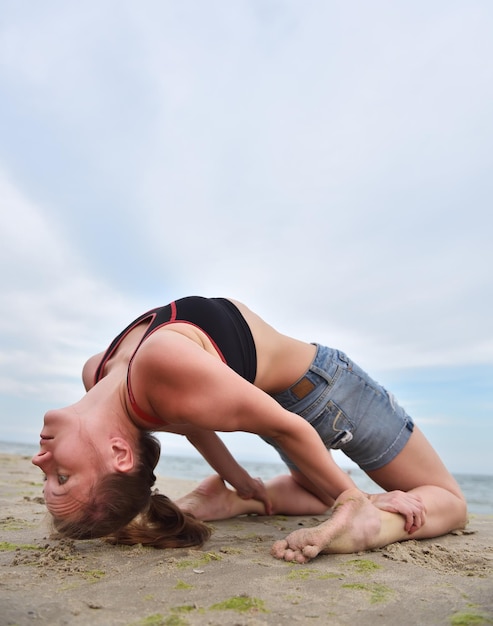 Menina praticando yoga