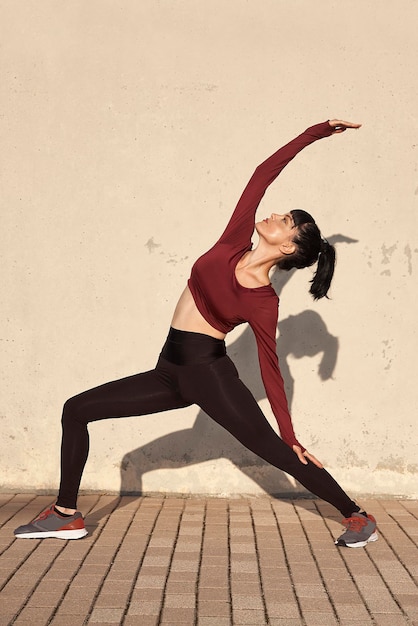 Menina praticando yoga