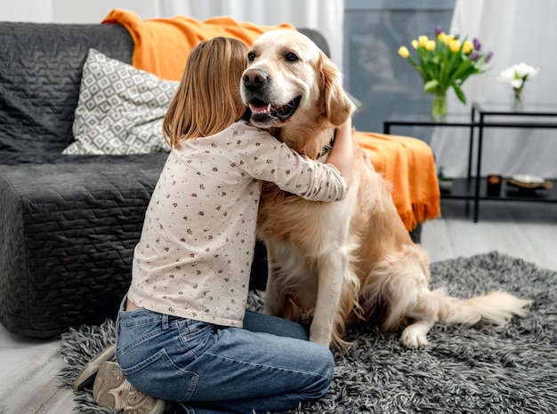 Menina pré-adolescente com cachorro golden retriever