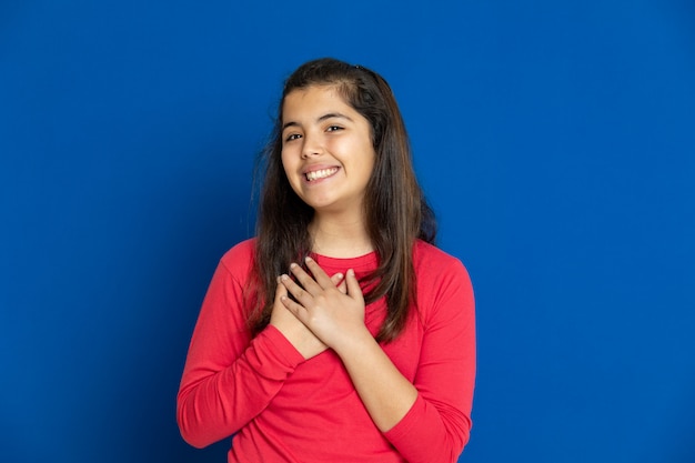 Menina pré-adolescente com camiseta vermelha