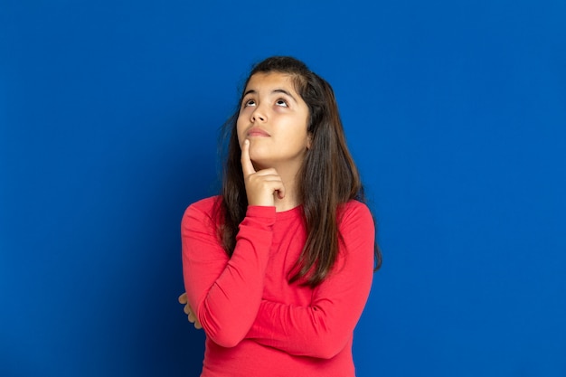 Menina pré-adolescente com camiseta vermelha