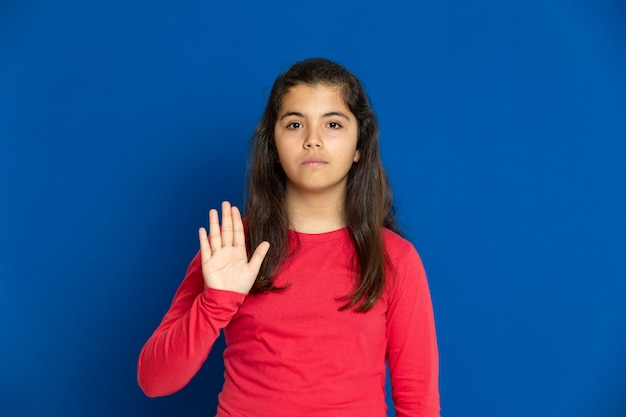 Menina pré-adolescente com camiseta vermelha