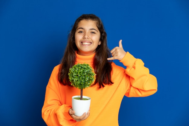 Menina pré-adolescente com moletom amarelo