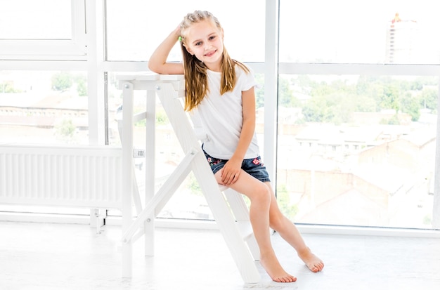 Foto menina pré-adolescente descansando na escada