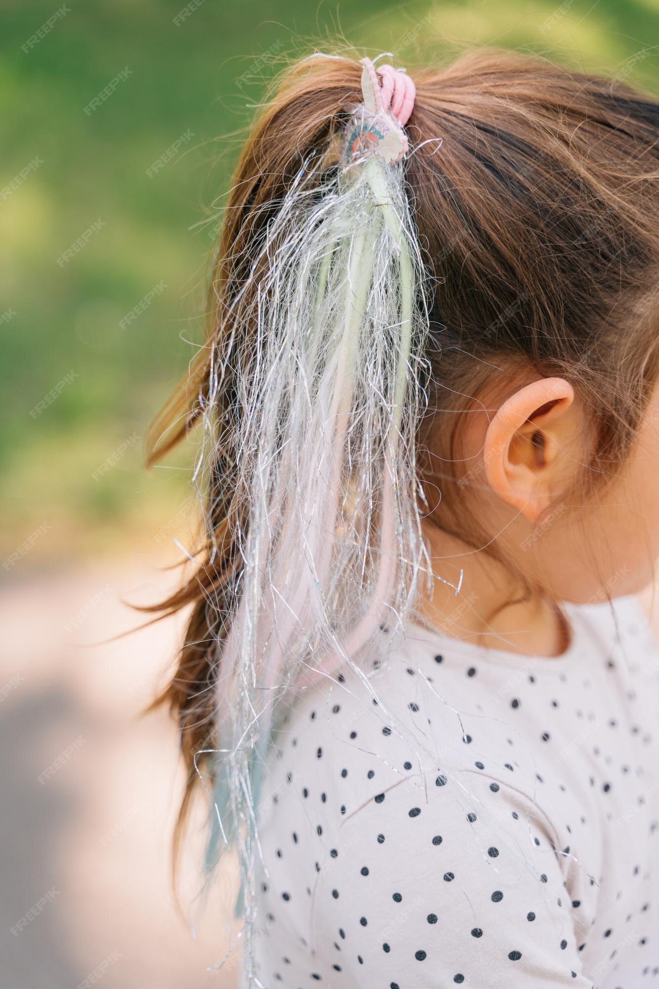 Menina pré-escolar com retrato de cabelo artificial com colarinho