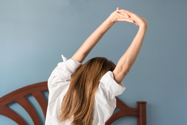 Foto menina preguiçosa esticar-se