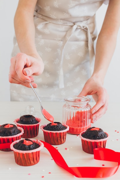 Menina prepara cupcakes