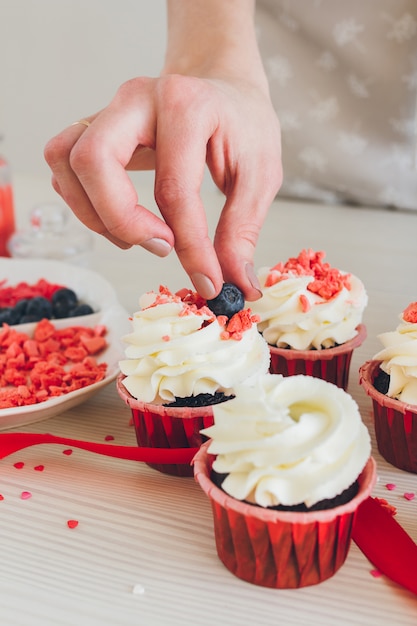 Menina prepara cupcakes