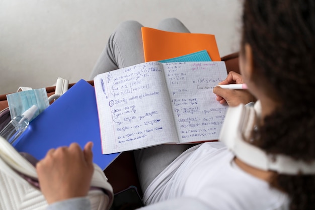 Foto menina preparando sua mochila para a escola