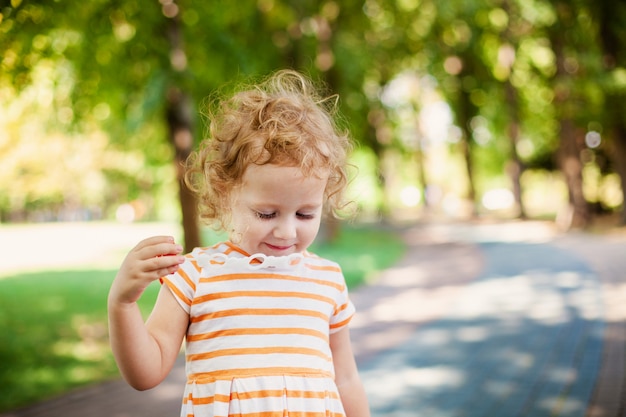 Menina princesa, soprando, bolhas sabão, com, coração amoldou, feliz, infancia, conceito