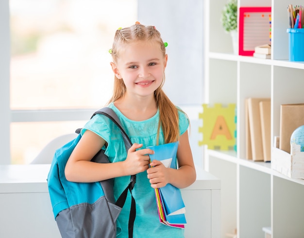 Menina pronta para ir à escola