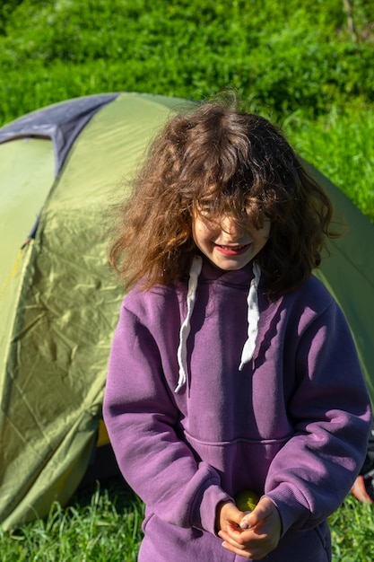 Menina pulveriza spray de mosquito na pele na natureza que morde suas mãos e pés Proteção contra picadas de insetos repelente seguro para crianças Recreação ao ar livre contra alergias Horário de verão